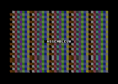Écran du Commodore 64 rempli d'un damier en 16 couleurs, avec ASSEMBLEUR au centre